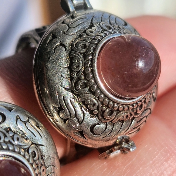 Strawberry Quartz Poison Ring. Vintage Style Adjustable Oil Ring. - Picture 4 of 7